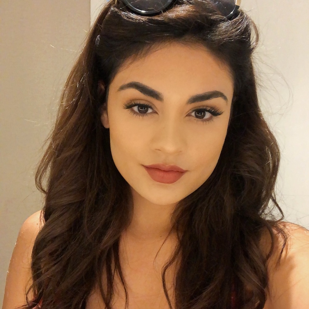 Meet your Posher, Adriana